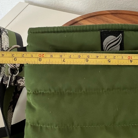 Think Royln Bum Bag Crossbody Puffer Handbag Green 2 Straps Green Snake Print - Picture 3 of 12